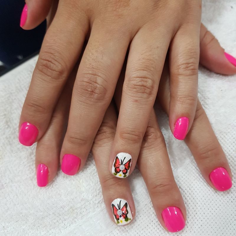 Unhas decoradas.