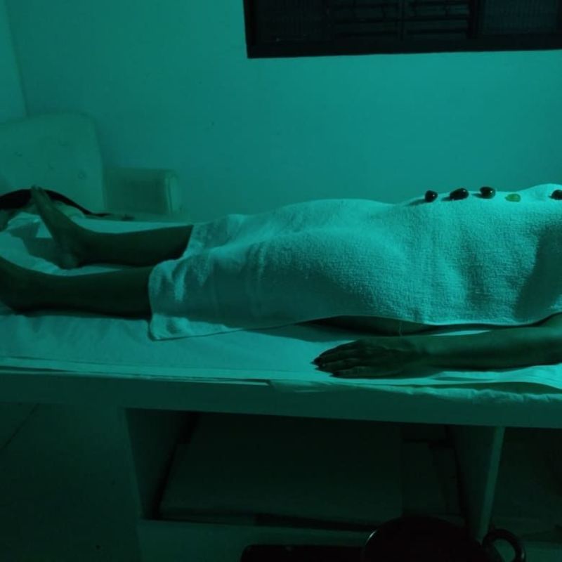 Massagem com pedras quentes massoterapeuta esteticista aromaterapeuta