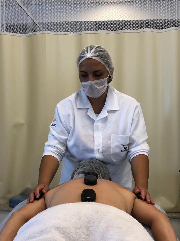 Termoterapia com pedras quentes... massagem ultra relaxante!! 
🕉🧘‍♀️ estética esteticista manicure e pedicure designer de sobrancelhas