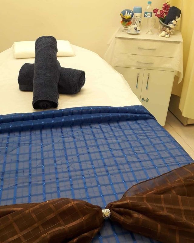 esteticista manicure e pedicure designer de sobrancelhas