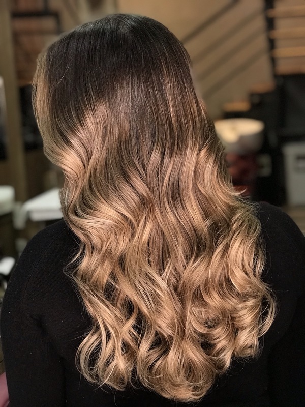 Ombre dourado com intensidade nas pontas. cabelo cabeleireiro(a) maquiador(a)