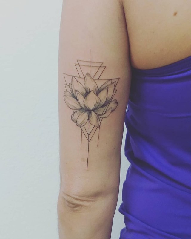 Tattoo flor de lotus -  por Daniele Brunelli 
@danielebrunelli.tattoo
#manasnatattoo #tattoogirls #tattoo #ink #artenapele #tattooink #tattooinked #tattoopiracicaba #instaart #tattooart #bodyart #instatattoo #tattoobrasil #tattoolife #tattoolove #piracicaba #piracicabatattoo #tattooed  #tattoofeminina #danielebrunellitattoo#tattoolotus estética empresário(a) micropigmentador(a)