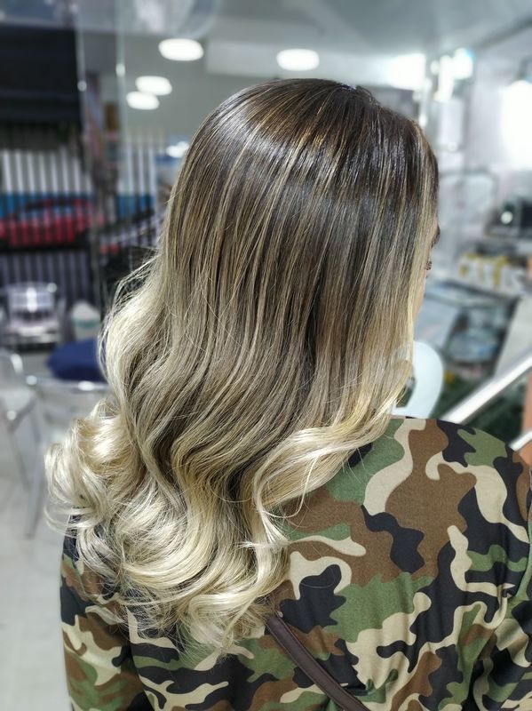 Sombré hair cabeleireiro(a) maquiador(a) designer de sobrancelhas stylist / visagista