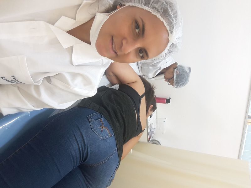 Cliente na maca potencializando a queima de gordura localizada... ciclotermia By Valmari dermocosmeticos estética esteticista manicure e pedicure designer de sobrancelhas