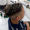 Corte na tesoura e fade nas laterais, tinalizando com luzes e gel...