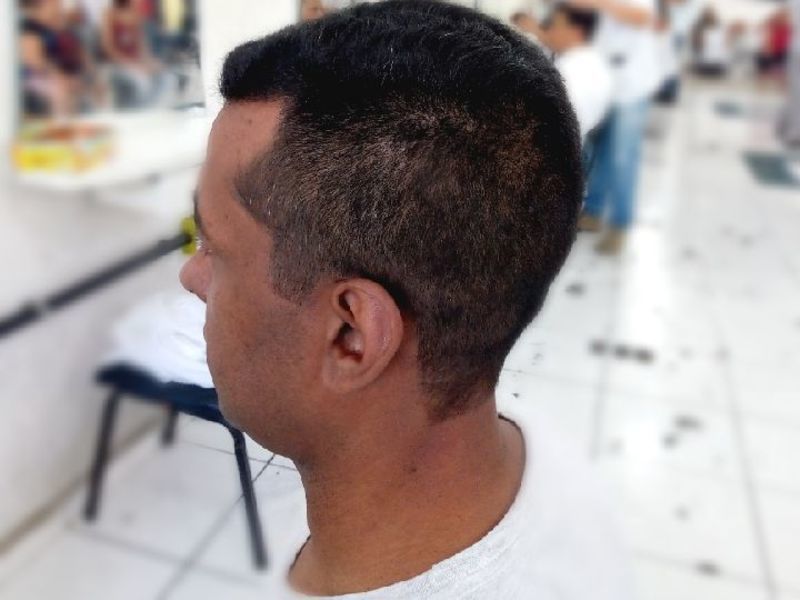 Corte social com desface nas laterais com maquina e tesoura na parte de cima cabelo barbeiro(a) barbeiro(a)