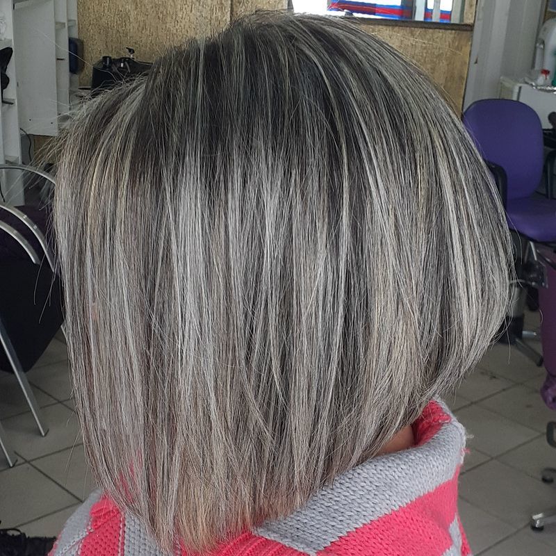 O corte chanel é um clássico que nunca sai de moda e é um dos cortes mais pedidos nos salões mundialmente, o visagismo nos possibilita analisar qual o melhor modelo a ser feito para cada cabelo levando em consideração vários fatores como por exemplo : textura dos fios, como a cliente finaliza o cabelo no dia a dia após a higienização dos fios, formato do rosto estatura, estilo de vida entre outros. cabelo cabeleireiro(a) maquiador(a)