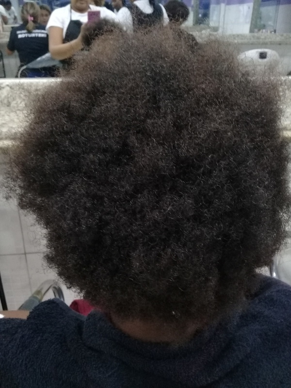 Essa foto mostra como o cabelo estava antes do procedimento do relaxamento de Hidróxido de sódio.  cabelo cabeleireiro(a)