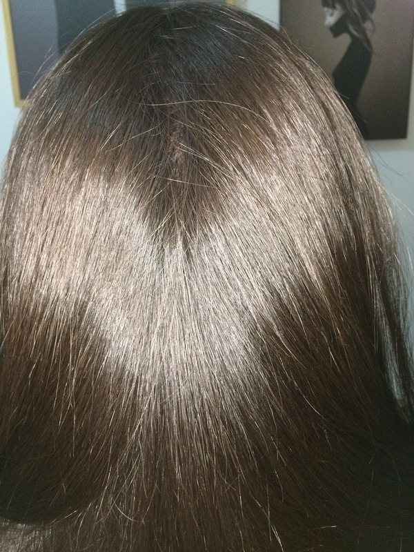 Destaque da raiz natural após processo de alinhamento  cabelo cabeleireiro(a) escovista