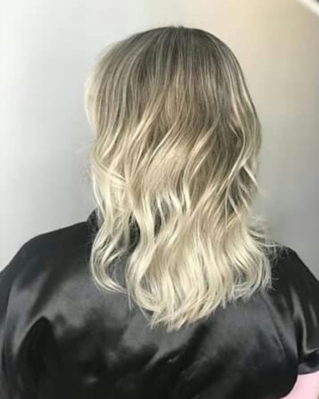 Efeito raiz mais natural e pontas bem claras 💓
#loirodossonhos #corperfeita  cabelo cabeleireiro(a)