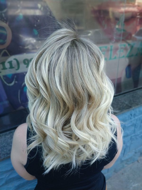 Loiro Manteiga. Feito com Studio Blond e Smartbond, e tonalizado com Dialight 9.02+9.03 cabeleireiro(a)