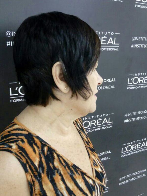 Pixel cut lindo,  com desfiados de nuca e costeletas. cabelo cabeleireiro(a)