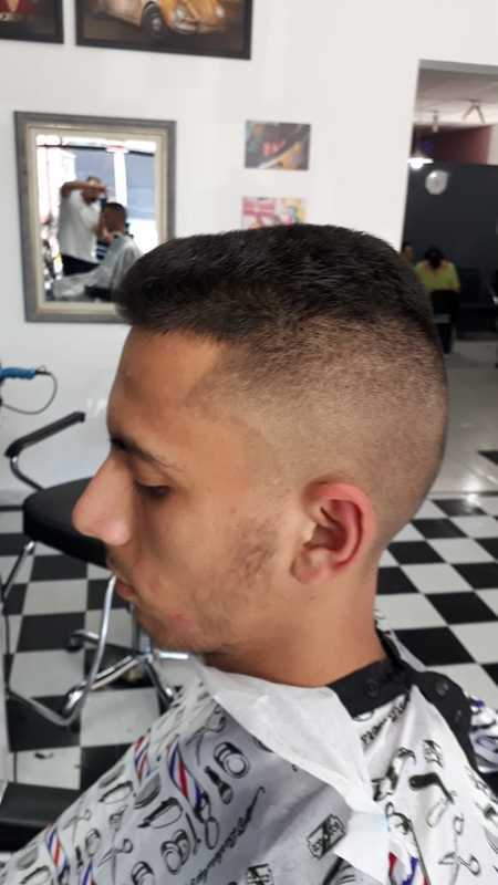 Corte degrade. cabelo barbeiro(a)