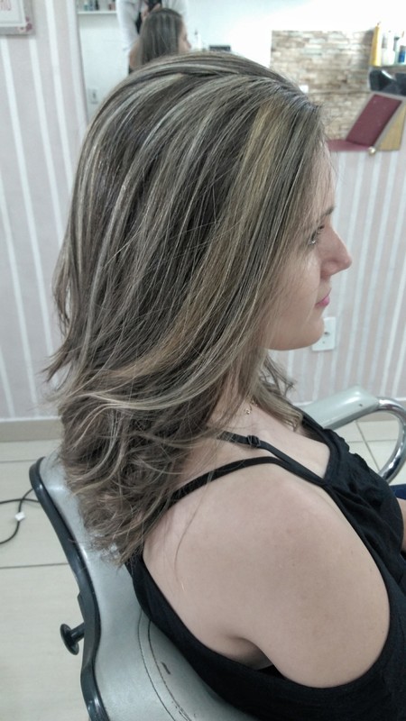Mechas intercaladas no papel, loiro bege perolado. cabelo cabeleireiro(a) designer de sobrancelhas maquiador(a) manicure e pedicure docente / professor(a)