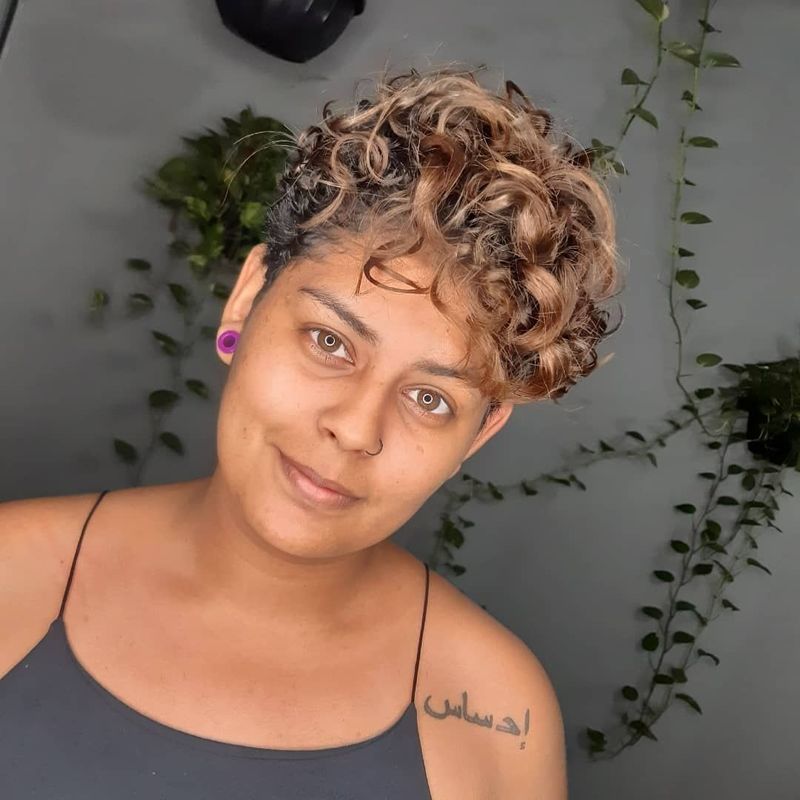 Morena iluminada sem descolorir cabelo cabeleireiro(a)