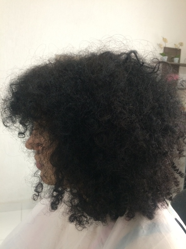 Corte especializado em cabelo cacheado ,corte realizado no cabelo seco cabelo cabeleireiro(a) escovista