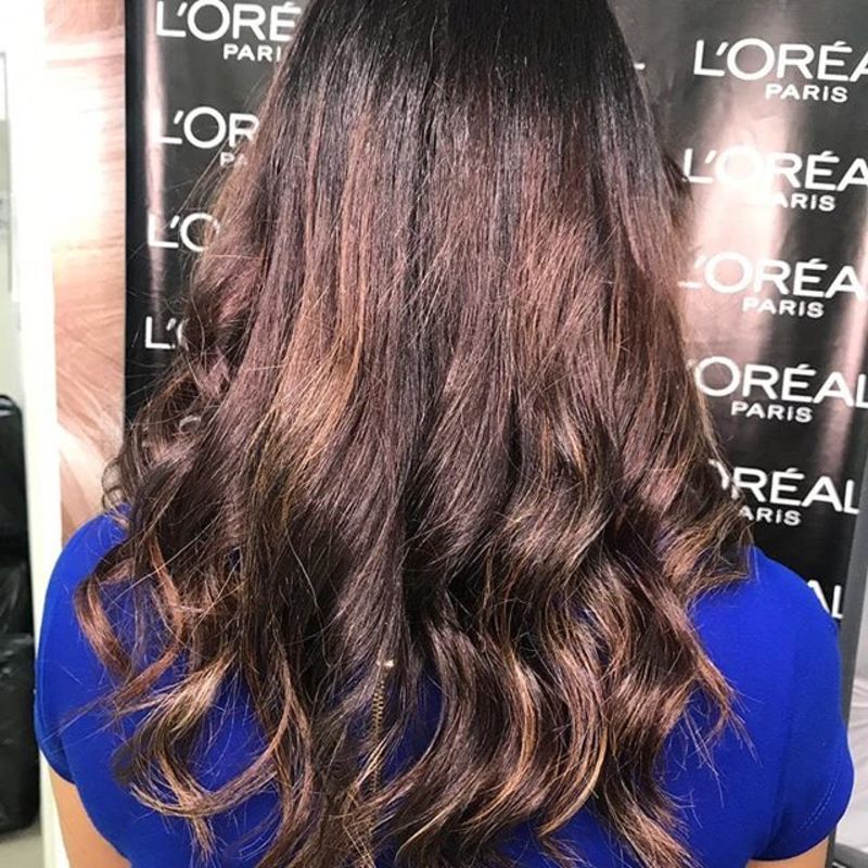 Reciclagem da cor; Quando a cliente está insatisfeita, não quer escurecer, nem clarear, mas quer acabar com as manchas indesejadas. O profissional reutiliza as mechas passadas a seu favor, criando em cima uma morena iluminada! cabelo auxiliar cabeleireiro(a) recepcionista