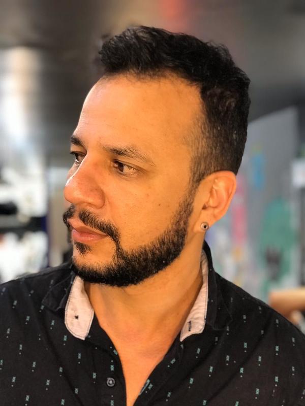 A barba do homem de estilo é um sinônimo de elegância e confiança, e adiciona ao seu visual segurança e indiscutível poder. cabelo auxiliar cabeleireiro(a) recepcionista