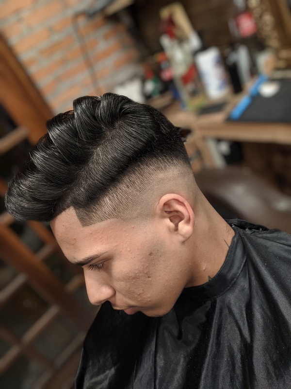 Corte modelado quiffs, tendencia 2020

Instagram ; Young_barberv

#Quiffs #barbeariamoderna #2020 cabelo barbeiro(a)