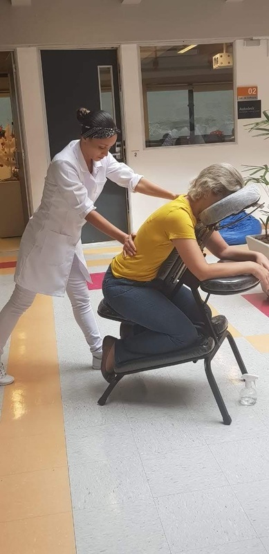 Dia de promoção à saúde no Senac Osasco massoterapeuta