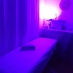 Ambiente preparado para massagem, aliando cromo e Aromaterapia, finalizando a sessão com tratamento Reiki