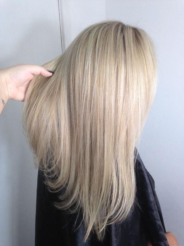 Correção de loiro e raiz esfumada #blondhair #loiros #loiroperola  cabelo cabeleireiro(a) designer de sobrancelhas maquiador(a)