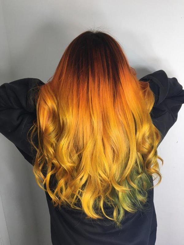 Cabelo inspirado em um girassol. Degradê do cobre, laranja e amarelo com toque de verde #cabeloscoloridos #cabeloamarelo #cabelogirassol  cabelo cabeleireiro(a) designer de sobrancelhas maquiador(a)