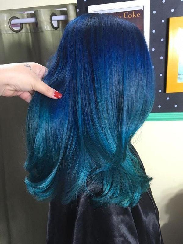 Correção de cor. Do vermelho para azul em um dia! Ombré com tons entre azul total e turquesa #cabeloazul #ombrehair #correcaodecor  cabelo cabeleireiro(a) designer de sobrancelhas maquiador(a)