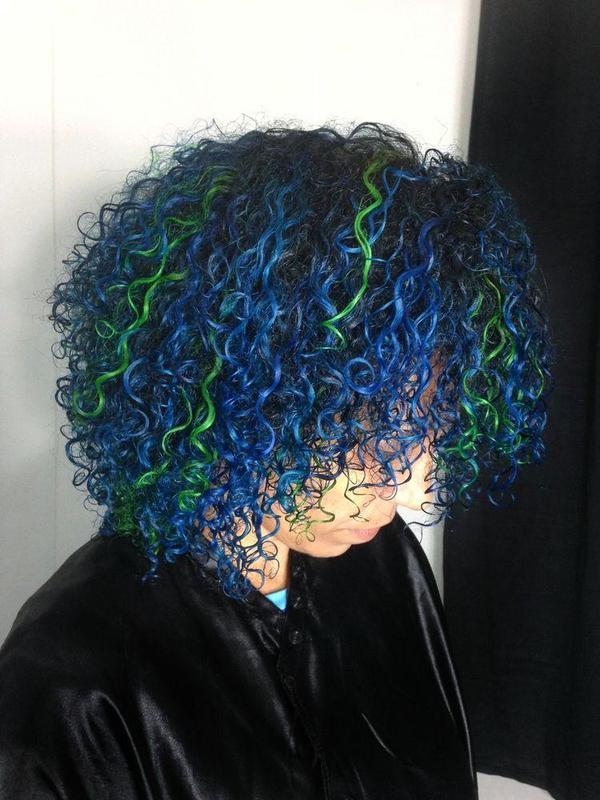 Degradê azul com mechas verdes neon. Cabelo em perfeita definição, sem perda ou abertura dos cachos #cabeloazul #ombrehair #cabeloverde #cabeloneon #cabeloscacheados cabelo cabeleireiro(a) designer de sobrancelhas maquiador(a)