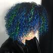 Degradê azul com mechas verdes neon. Cabelo em perfeita definição, sem perda ou abertura dos cachos #cabeloazul #ombrehair #cabeloverde #cabeloneon #cabeloscacheados