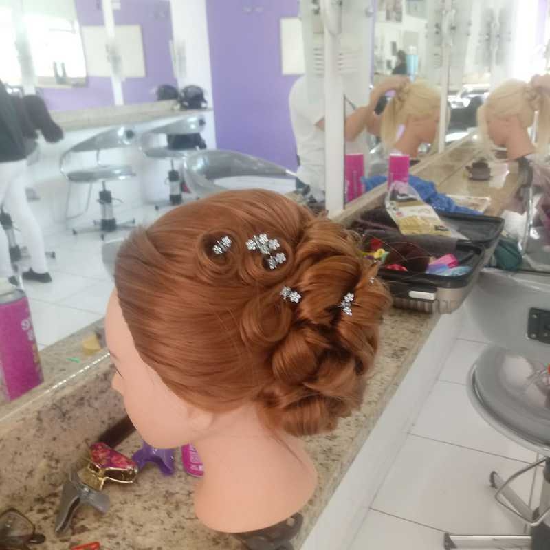 cabeleireiro(a) maquiador(a) manicure e pedicure designer de sobrancelhas escovista
