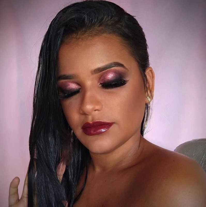 Maquiagem em tons de rosa e roxo em pele negra. Maravilhosa!
#pelenegramakeup #maquiagem #makeup maquiagem maquiador(a)