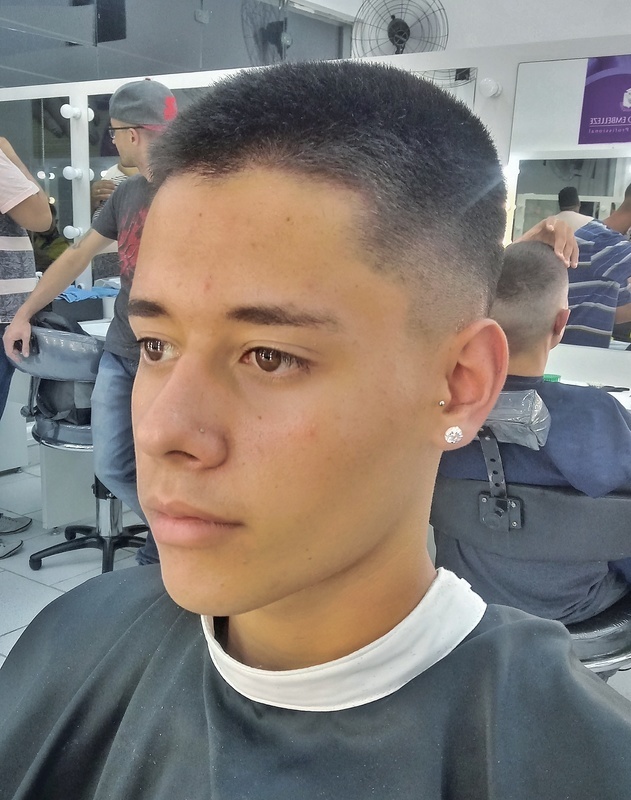 aula com modelos corte New militar com degradê cabelo barbeiro(a)