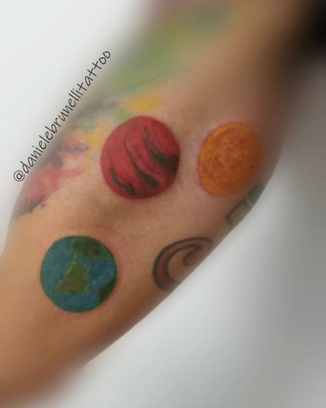 Tattoo planetas e estrela - Terra, Marte e Sol. - por Daniele Brunelli Tattoo
@danielebrunelli.tattoo #tattoogirls #tattoo #ink #artenapele #tattooink #tattooinked #tattoopiracicaba #instaart #tattooart #bodyart #instatattoo #tattoobrasil #tattoolife #tattoolove #piracicaba #piracicabatattoo #tattooed #tattoosol #tattoopalnetas #piracity outros empresário(a) micropigmentador(a)