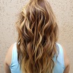 Mechas pontuais em tons de dourado e mel, com raiz esfumada, finalização com babyliss em beach waves trazendo um aspecto moderno e descolado 