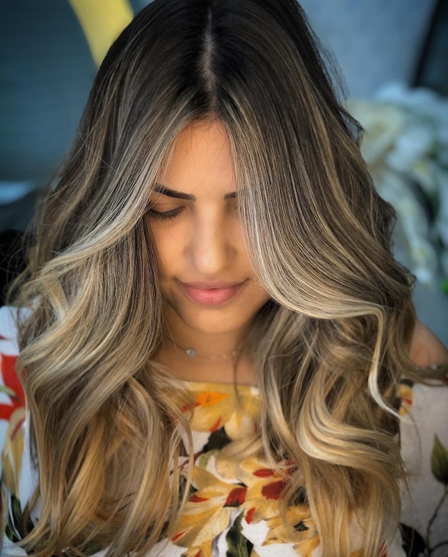 Loiro com pontos de luz estratégicos iluminando o contorno, com raiz esfumada trazendo uma passagem de cor suave e moderna. 

Babyliss com ondas em beach waves  cabelo auxiliar cabeleireiro(a) cabeleireiro(a)