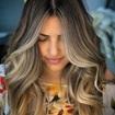 Loiro com pontos de luz estratégicos iluminando o contorno, com raiz esfumada trazendo uma passagem de cor suave e moderna. 

Babyliss com ondas em beach waves 