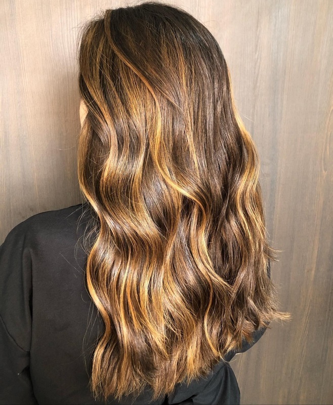 Loiro iluminado em tons de doce de leite, criando contraste e naturalidade.

Finalização com ondas suaves e modernas. cabelo auxiliar cabeleireiro(a) cabeleireiro(a)