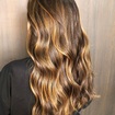 Loiro iluminado em tons de doce de leite, criando contraste e naturalidade.

Finalização com ondas suaves e modernas.