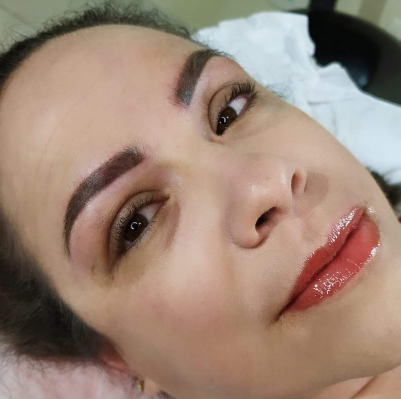 #coverupdesobrancelhas #micropigmentação
Cobertura de uma antiga fio a fio que estava bem acinzentada, antes foi realizado uma neutralizada, e os lábios também foram micropigmentados. estética micropigmentador(a)