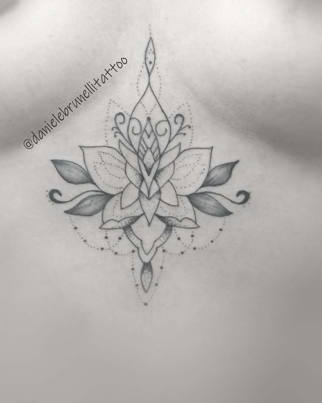 tattoo entre seios flor de lótus por Daniele Brunelli tattoo.

#danielebrunellitattoo #tattoopiracicaba #danielebrunelli #piracity #tatuagem #tattoo outros empresário(a) micropigmentador(a)