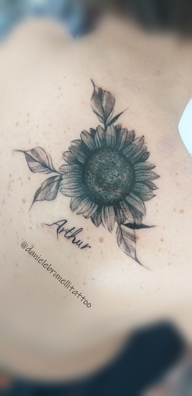 tattoo girassol e homenagem por Daniele Brunelli tattoo

#danielebrunellitattoo #tattoopiracicaba #danielebrunelli #piracity #tatuagem #tattoo outros empresário(a) micropigmentador(a)