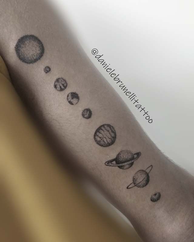 tattoo Nossa grande estrela o Sol, e os planetas, Mercúrio, Vênus, Terra, Marte, Júpiter, Saturno, Urano, Netuno em pontilhismo - por Daniele Brunelli

#tattoo #tatuagem #danielebrunellitattoo #piracicabatattoo # piracity #tatuadoras outros empresário(a) micropigmentador(a)