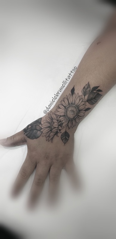 cobertura de tattoo antiga com girassóis e folhas por Daniele Brunelli tattoo 

#tattoo #tatuagem #danielebrunellitattoo #piracicabatattoo # piracity #tatuadoras outros empresário(a) micropigmentador(a)
