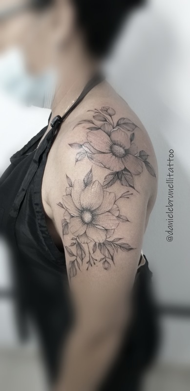 tattoo floral fineline por Daniele Brunelli tattoo 

#tattoo #tatuagem #danielebrunellitattoo #piracicabatattoo # piracity #tatuadoras outros empresário(a) micropigmentador(a)