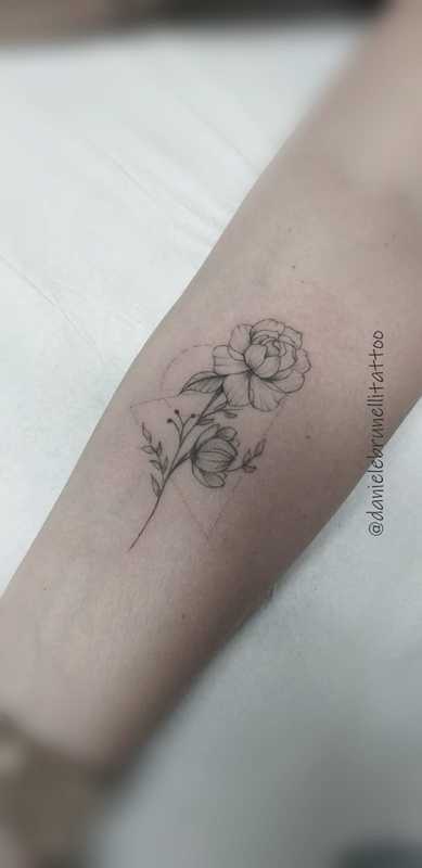 Rosa em fine line por Daniele Brunelli tattoo

#piracity #tattoo #fineline # traço fino # tattoo feminina #rosadelicada #piracicaba outros empresário(a) micropigmentador(a)