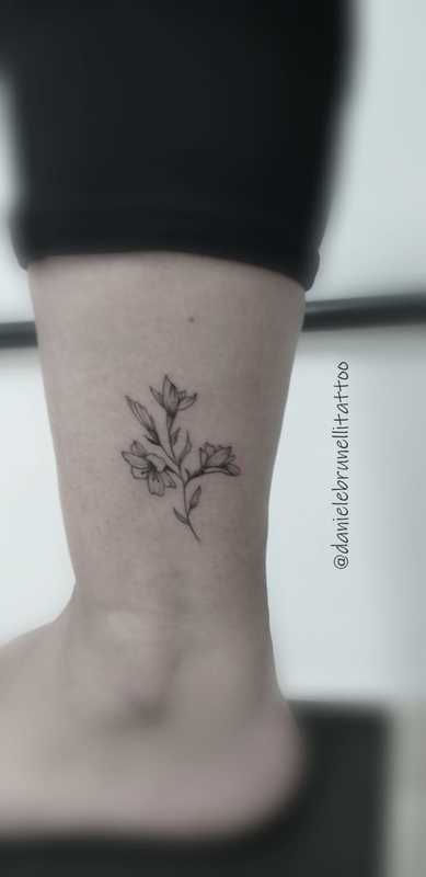 Tatuagem floral delicada por Daniele Brunelli tattoo
#tattoodelicada #piracity #fineline # tattooflores # piracicaba #traçofino outros empresário(a) micropigmentador(a)