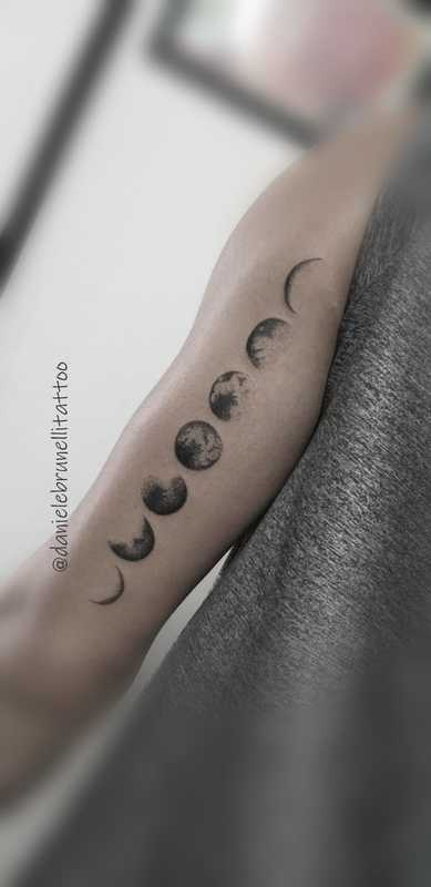 Fases da lua por Daniele Brunelli tattoo

#piracity #tattoofasesdalua #pontilhismo  outros empresário(a) micropigmentador(a)