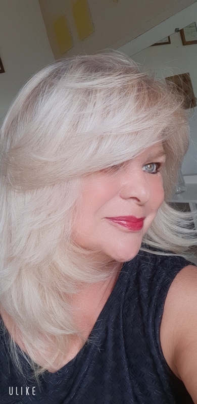 Cabelo platinado repicado com franja  cabelo cabeleireiro(a) aromaterapeuta esteticista outros