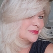 Cabelo platinado repicado com franja 